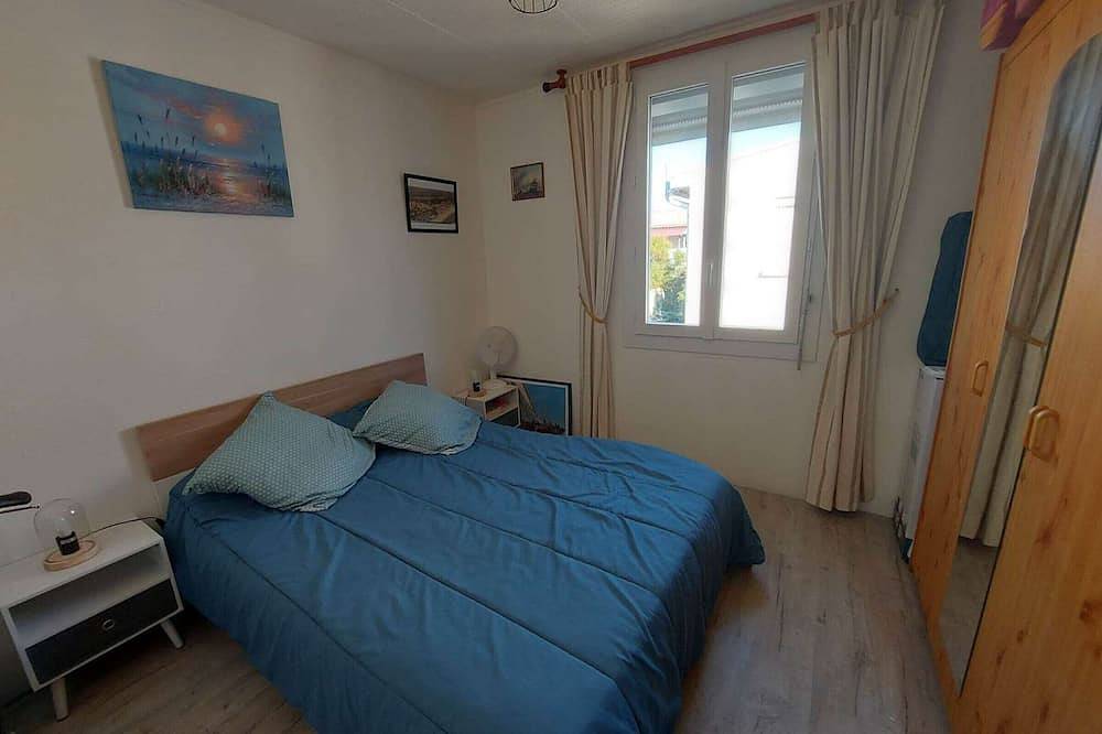 Entire apartment, Cozy 2-Room Apartment with Terrace & Parking Near Beach and Market in Marseillan-Plage, Marseillan