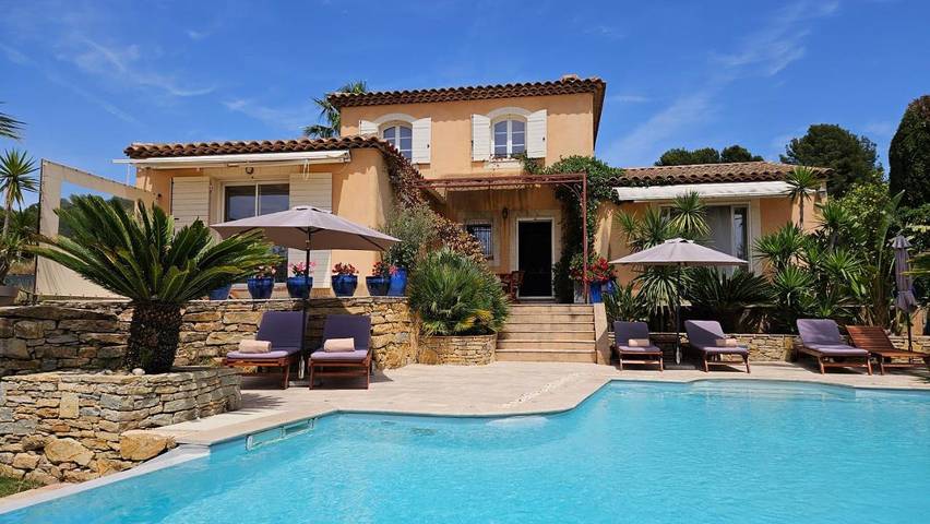 Chambre d’hôte pour 3 personnes, avec vue ainsi que piscine et jardin à Le Castellet - 2