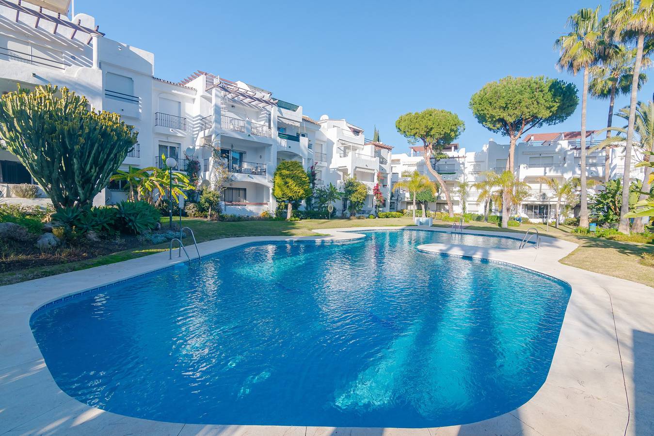 Entire apartment, Beachside Penthouse with Rooftop Terrace & Pool in Sun Beach, Estepona