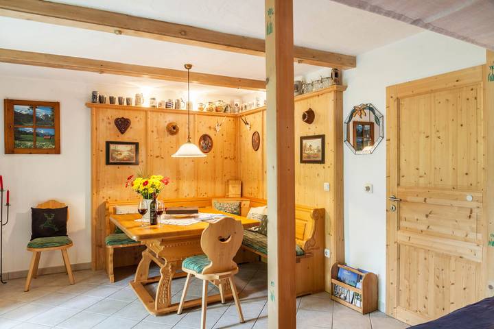 Ganze Wohnung, Ferienwohnung 'Landhaus Lucia' mit Bergblick, privater Terrasse und Wlan in Oberau, Bayerische Alpen