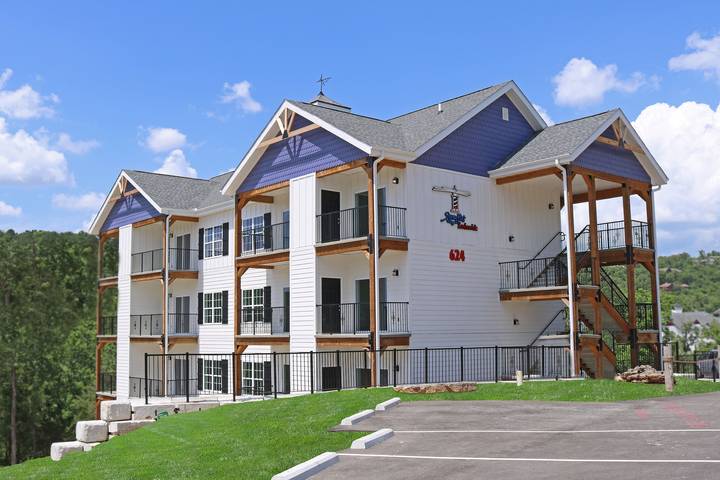 Vacation rental for 2 people, with pool and balcony in Table Rock Lake