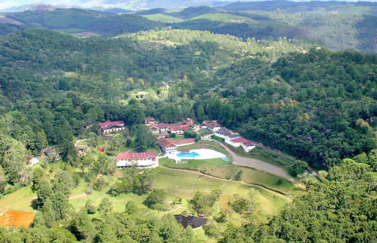 Pousadas para 4 pessoas, com piscina e vista e ainda sauna and jardim, com animais de estimação em Monte Verde