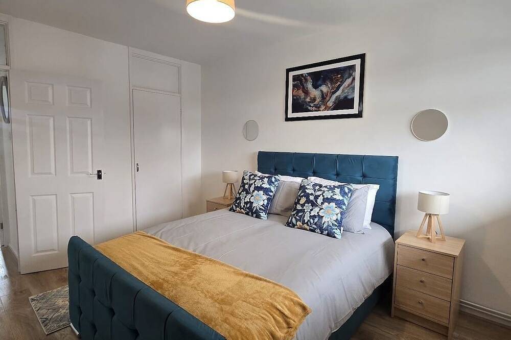 Entire apartment, Spacious 2Br | King Bed & Twin Setup in Slough in Slough, Berkshire