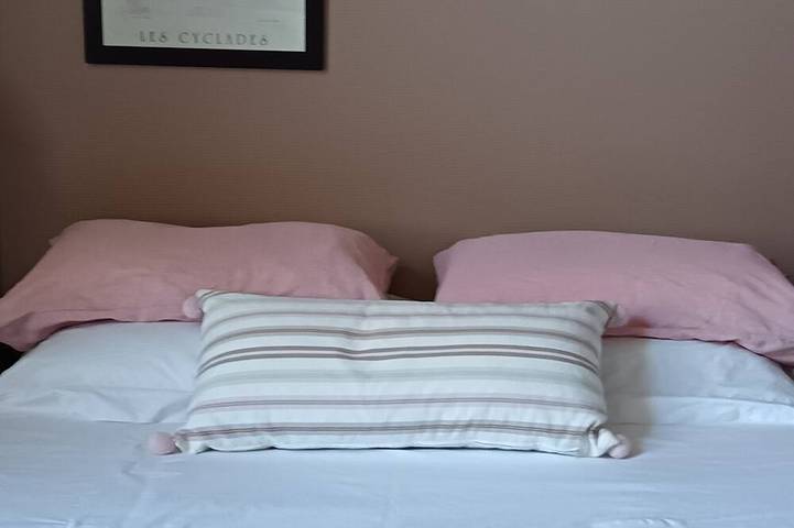 Angoulême: 1 double room/private shower/breakfast included in Angoulême, Charente