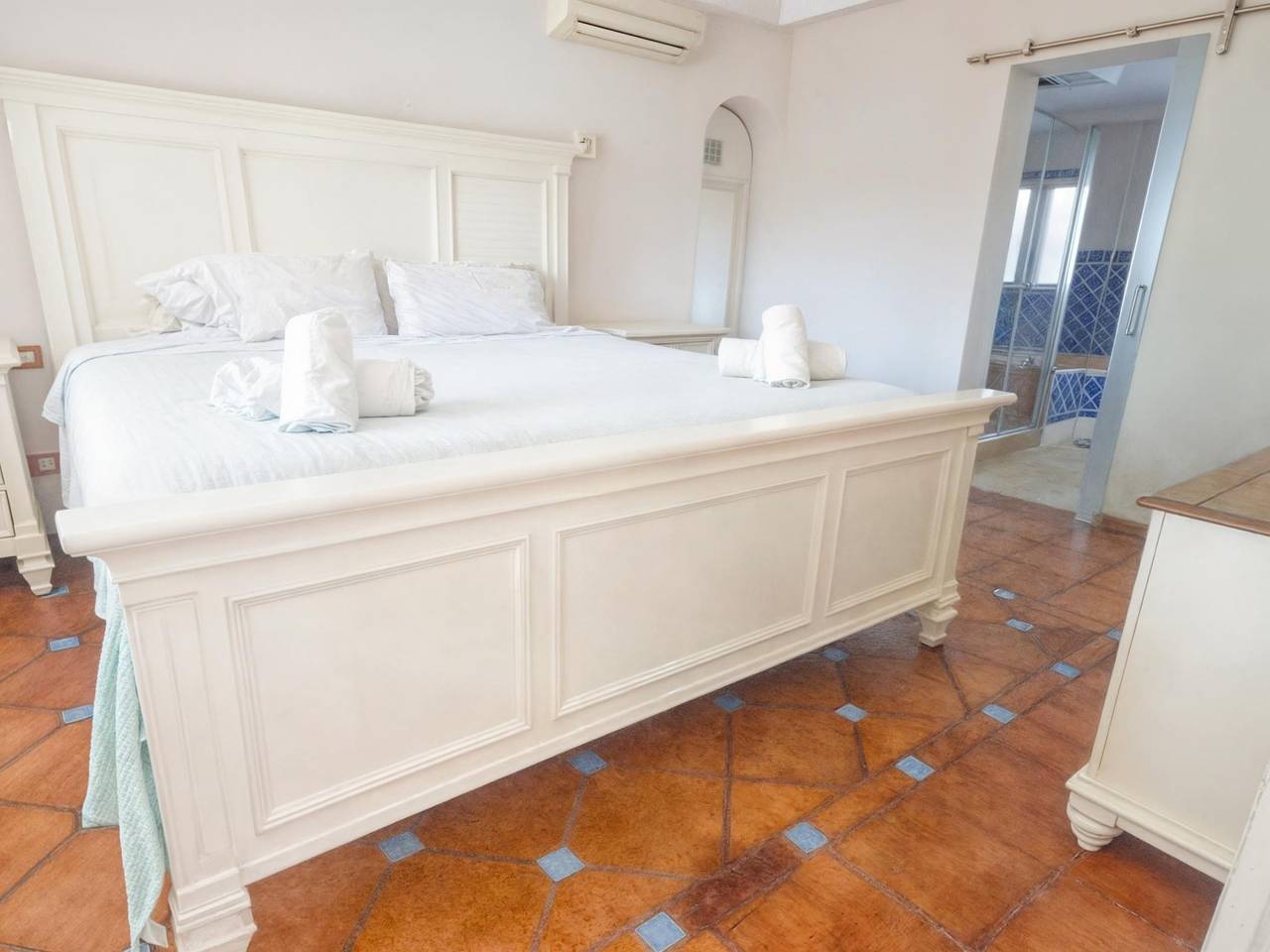 Villa Luna- Pool with Jacuzzi by the Beach in Triangulo de Costalita, Estepona