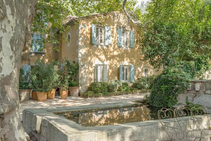 Hôtel pour 3 personnes, avec jacuzzi et piscine ainsi que jardin et sauna, animaux acceptés dans Carrières de Lumières - 2