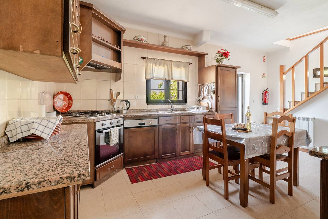 Apartamento inteiro, Apartamento 'Inferior' com vista para a montanha, jardim partilhado e acesso Wi-Fi in Azias, Distrito de Viana do Castelo
