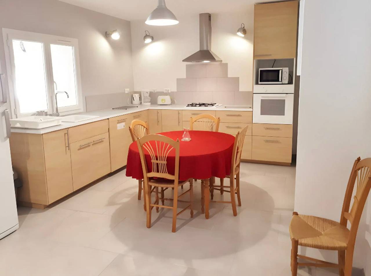 Entire apartment, Gîte 'Mas La Mounine - Du Bas' with Private Garden, Wi-Fi and Air Conditioning in Orgon, Arles region