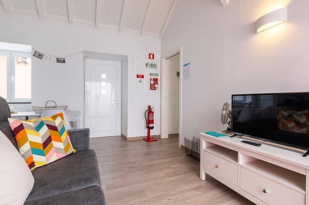Cozy Retreat w/ Patio Near Sintra by Lovelystay in Colares, Costa de Lisboa