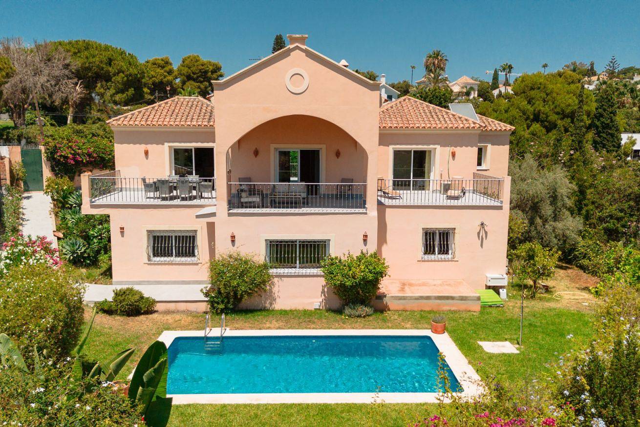 Entire apartment, Incredible 5 bedroom villa with private pool and sea views, in El Rosario in Las Chapas, Marbella