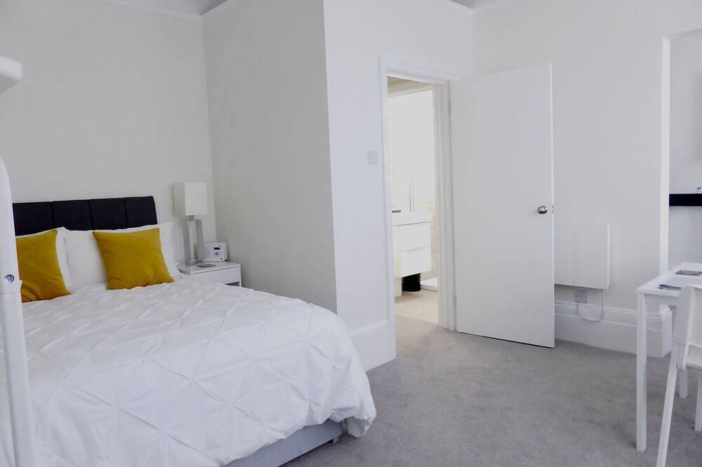 Entire apartment, Stylish studio apartment in central Hove. in Hove, Brighton