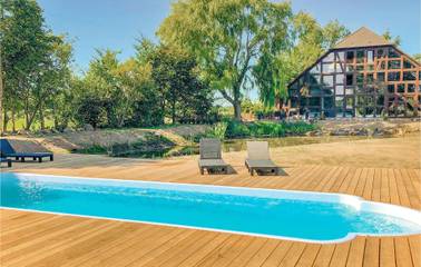 Ferienhaus für 20 Personen, mit Terrasse und Sauna sowie Pool und Garten in Mecklenburg-Schwerin