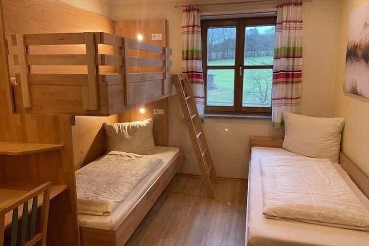 Ganze Wohnung, Gemütliche Ferienwohnung (62qm) mit zwei Schlafzimmern und Balkon in Theisseil, Naturpark Nördlicher Oberpfälzer Wald