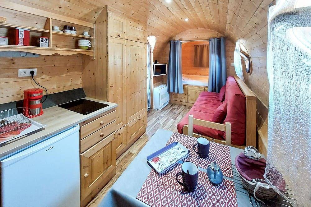 Nice (sta)caravan in Pouilly-Sous-Charlieu in Pouilly-sous-Charlieu, Région de Roanne
