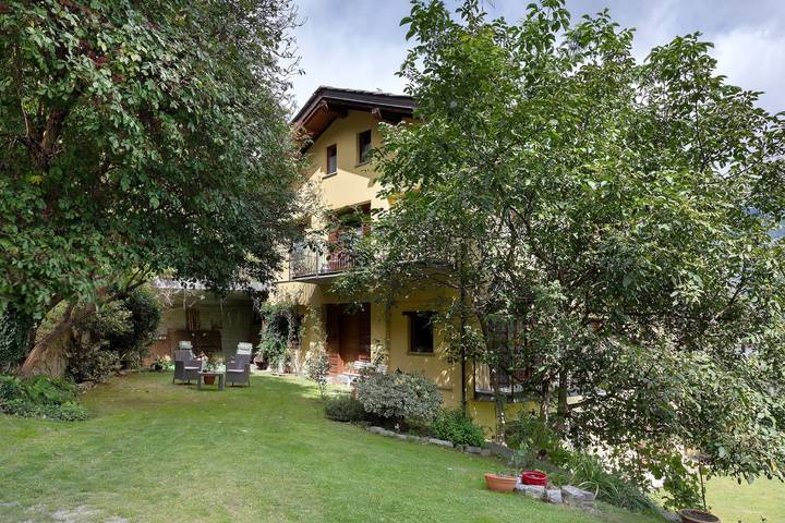 Hel lejlighed, La Casa di Alice Apartment with Mountain View, Private Garden & Wi-Fi in Gignod, Comune di Gignod