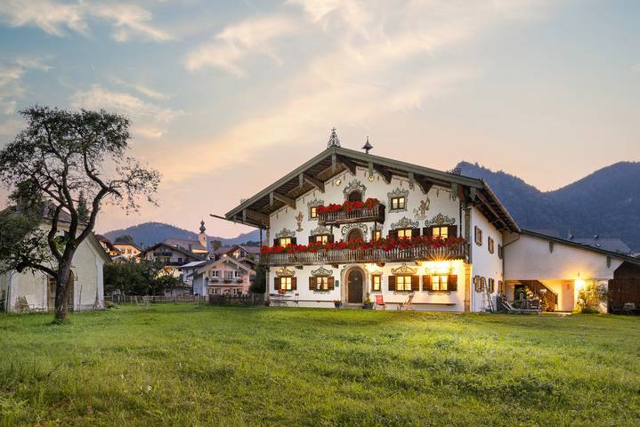 Ganze Ferienwohnung, Schwabenbauernhof inkl. Chiemgaukarte - Fewo Enzian 40qm, Balkon, Kochnische, 1 Schlaf- und 1 Wohnschlafzimmer, Wlan in Ruhpolding, Bayerische Alpen