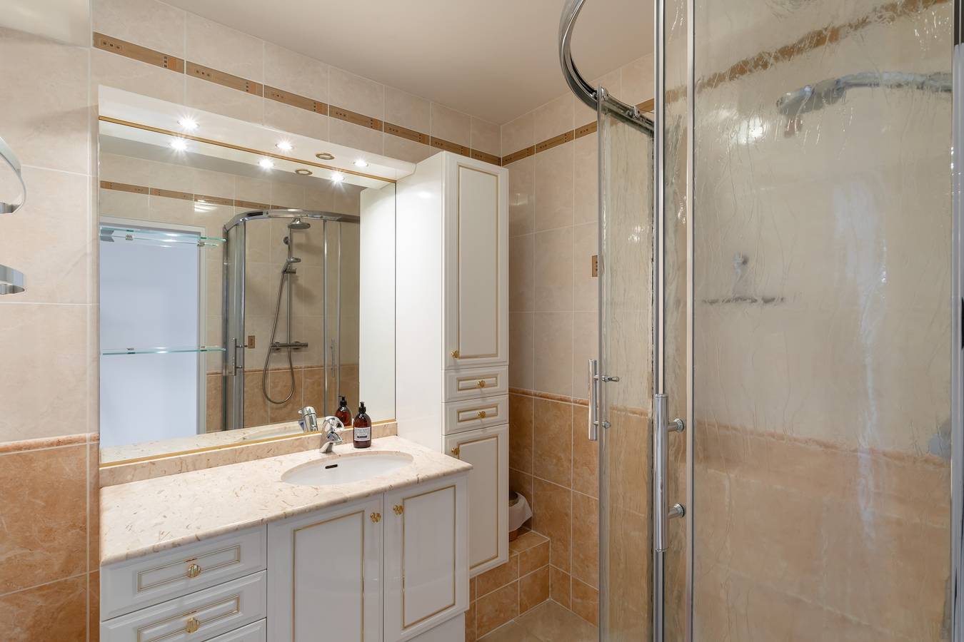 Appartement entier, Le Ballast - Appt à Dinard avec balcons et garage in Dinard, Région de Saint-Malo
