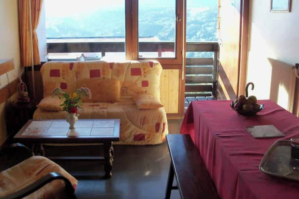 Entire apartment, Superb view of the Dordogne valley in Murat-le-Quaire, Volcans d'Auvergne Regional Nature Park
