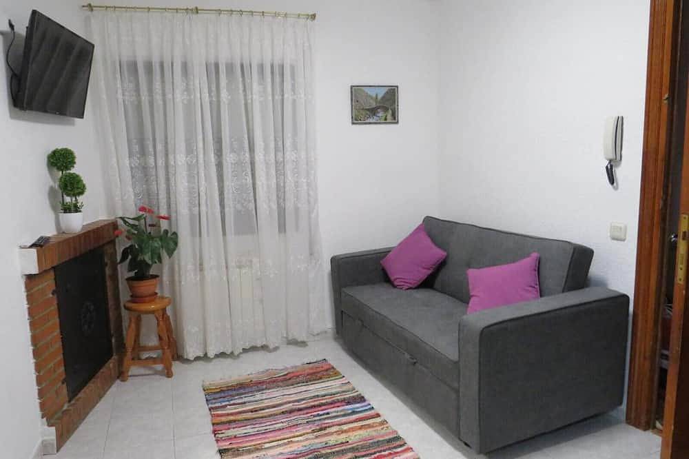 Apartamento entero, Apartamento 'El Portal De Beni Bajo' con Wi-Fi y aire acondicionado in Pedro Bernardo, Valle del Tiétar