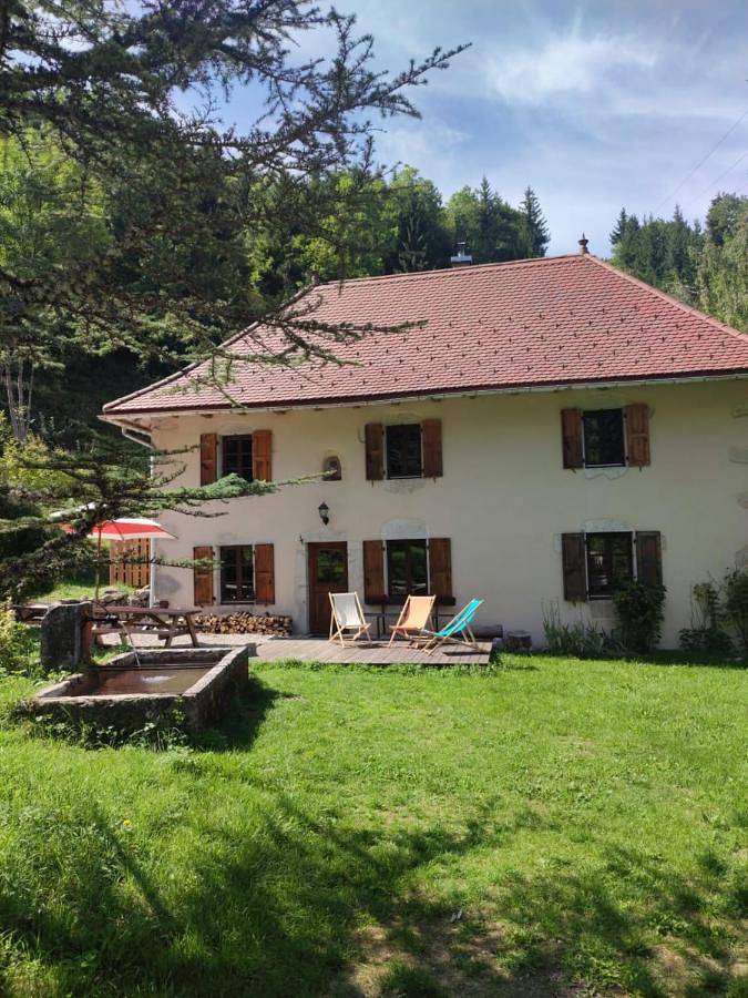 Gîte pour 12 personnes, avec terrasse et jardin à Saint-Christophe-sur-Guiers
