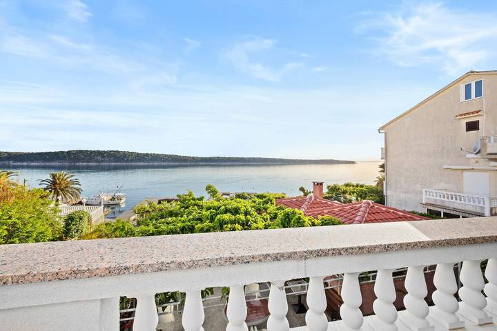 Appartamento per 3 persone, con giardino e balcone a Rab