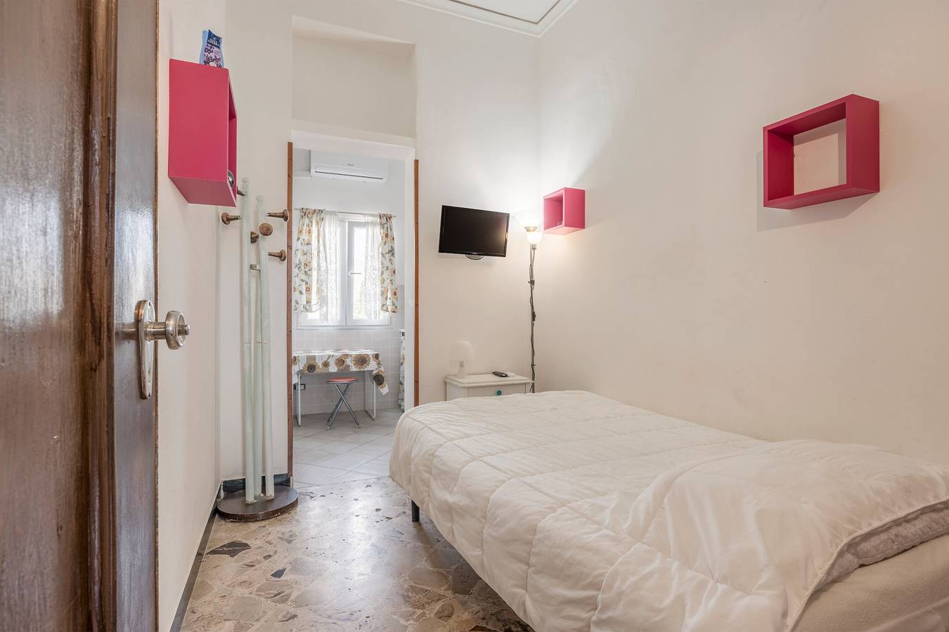 Entire apartment, Apartment 'Martini' with Mountain View, Wi-Fi and Air Conditioning in Mondello Beach, Palermo