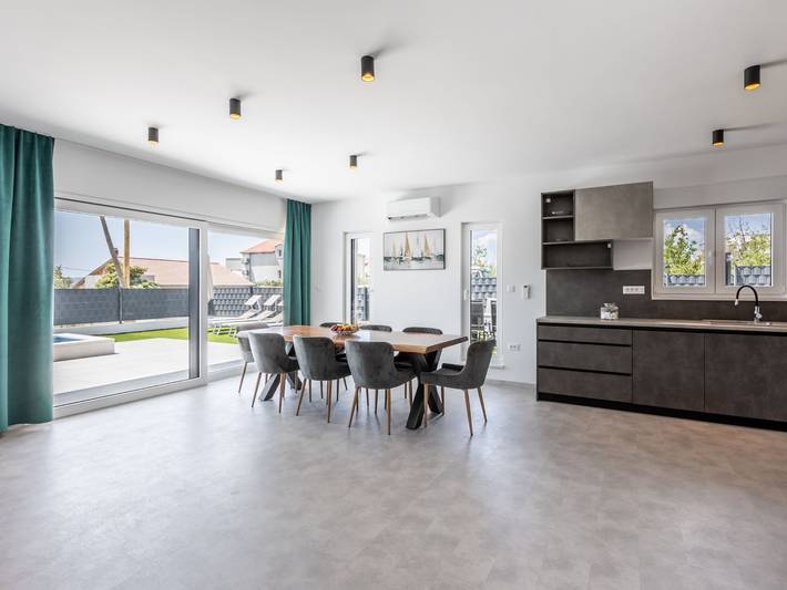 Villa für 12 Personen, mit Balkon und Garten sowie Whirlpool, kinderfreundlich in Kaštela - 2