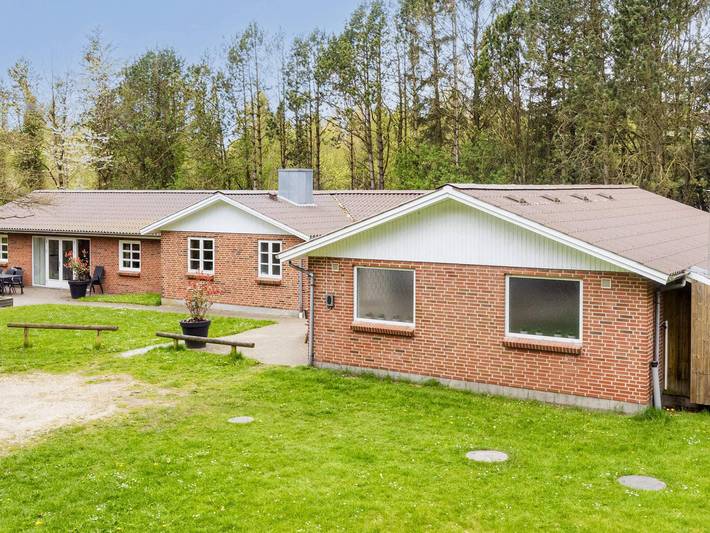 Ferieudlejning for 16 personer, med Jacuzzi og Terrasse såvel som Have og Pool i Morsø