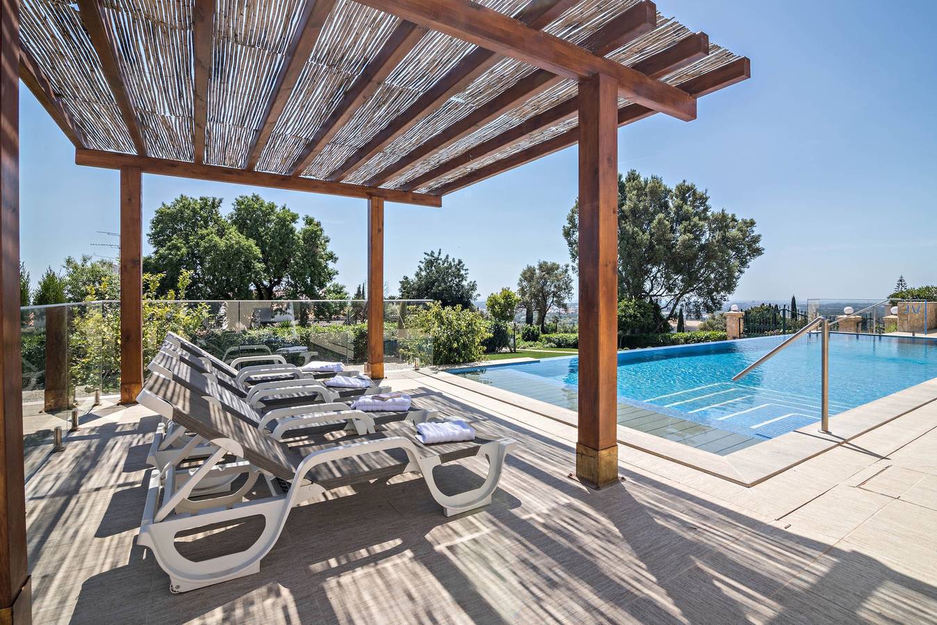 Appartamento intero, Appartamento Mel de Flor con vista mare, piscina a sfioro in comune, giardino condiviso e Wi-Fi in Loulé (São Clemente), Distretto di Faro
