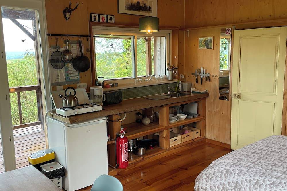 Cozy wooden cabin with a covered terrace and a panoramic view in Tannay, Nièvre