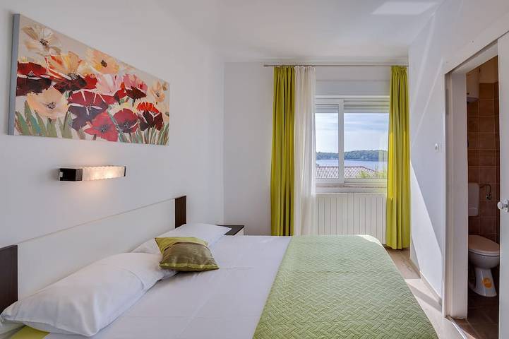 Ganze Wohnung, Jurić Appartements mit Außenpool und Schnäppchen in Rab-Palit in Palit (Kvarner Bucht), Rab