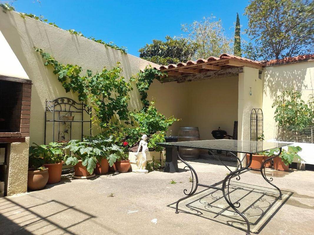Double room, in an elegant house, Thuir centre, terraces view Canigou in Thuir, Mittelmeerküste (Frankreich)