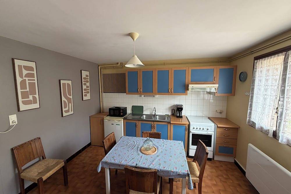 Ganze Wohnung, Charming Auvergne Studio in Chambon-sur-Lac, Regionaler Naturpark Volcans d'Auvergne