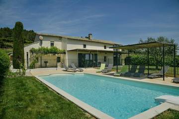 Location de vacances pour 10 personnes, avec jardin à Bagnols-sur-Cèze