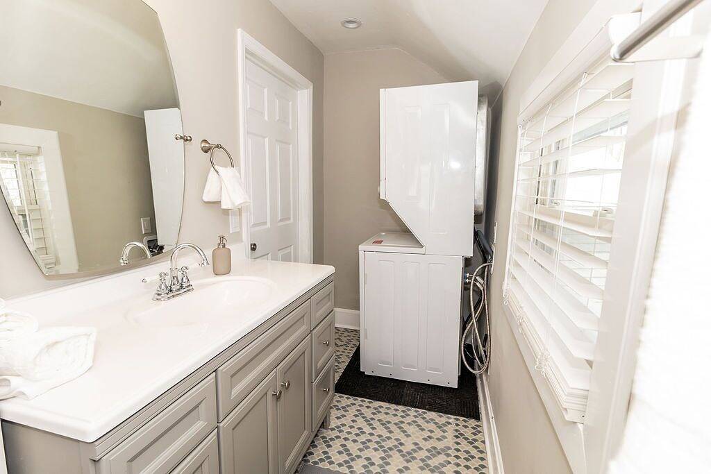 Cozy Riverfront Bungalow with Stunning Views in Kenton County