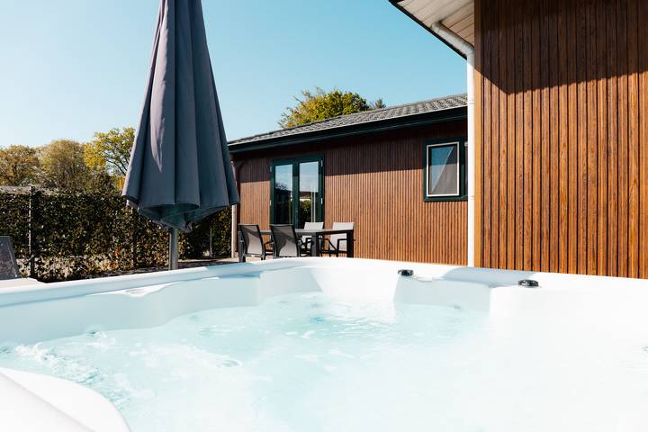 Chalet voor 4 personen, with Whirlpool and Terras as well as Kinderzwembad and Zwembad in Barneveld Gemeente