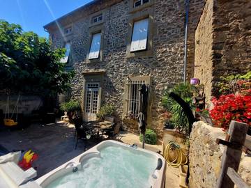 Gîte pour 6 personnes, avec terrasse et jacuzzi à Blomac