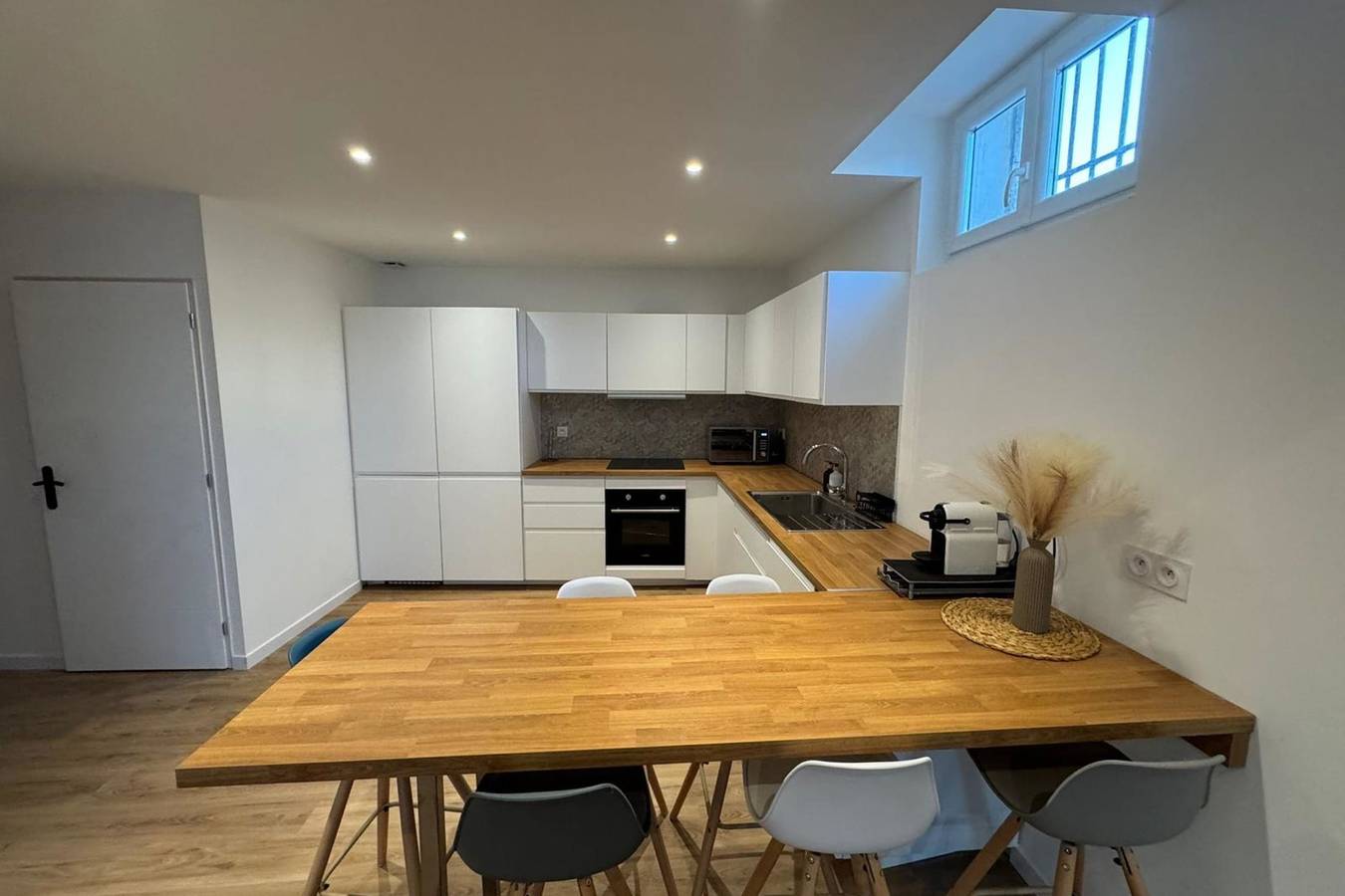 Ganze Wohnung, Apartment 7-rooms with terrace in Nîmes in Nîmes, Nimes und Umgebung