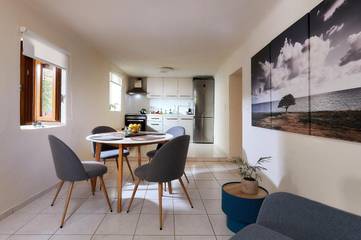 Gîte pour 4 personnes, avec vue et jardin, adapté aux familles dans Keratokambos