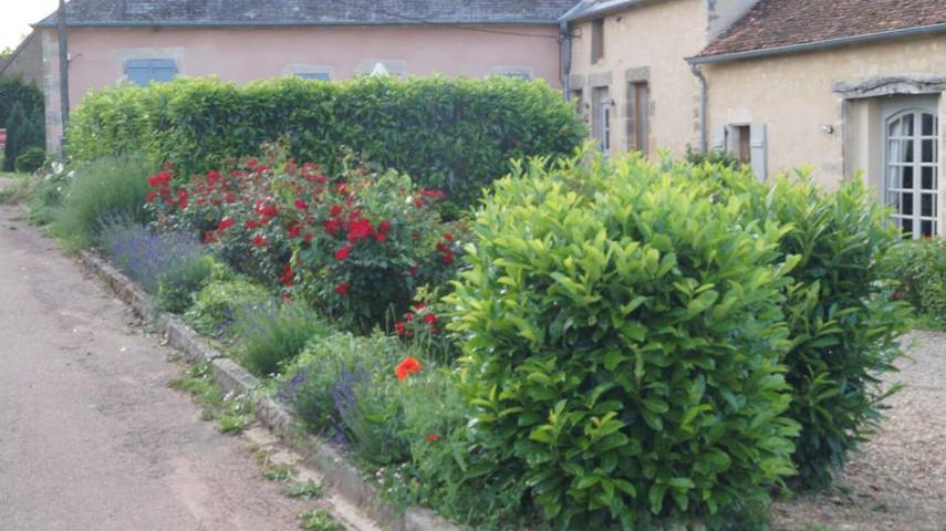 Location de vacances pour 6 personnes, avec vue ainsi que piscine et jardin à Crux-la-Ville - 3