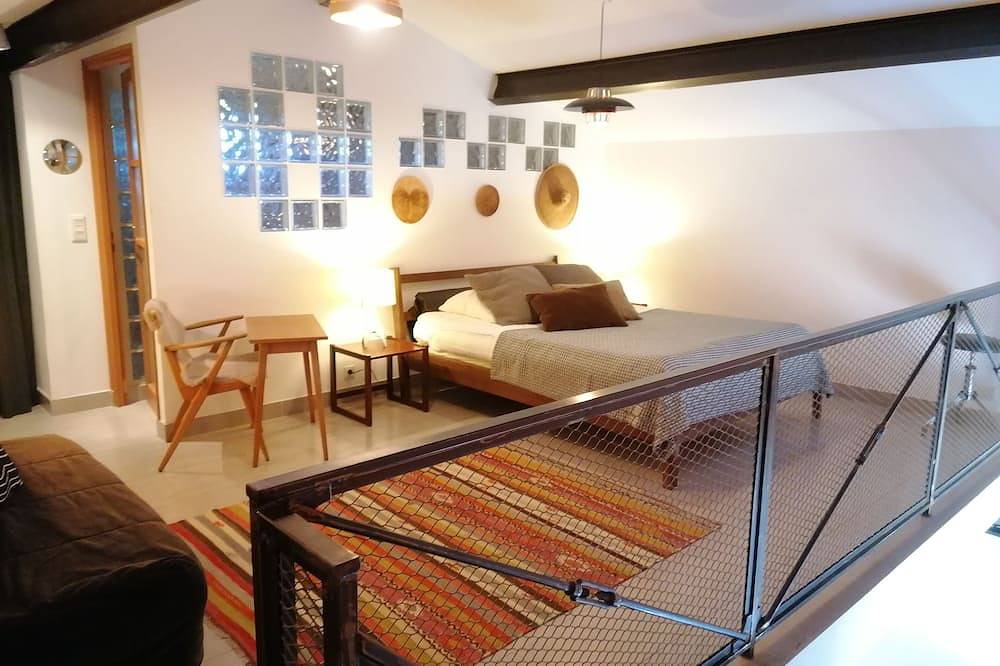 Stone house with jacuzzi, between Cannes and Fréjus, independent mini loft, air conditioning in Les Adrets-de-l'Estérel, Massif de l'Esterel