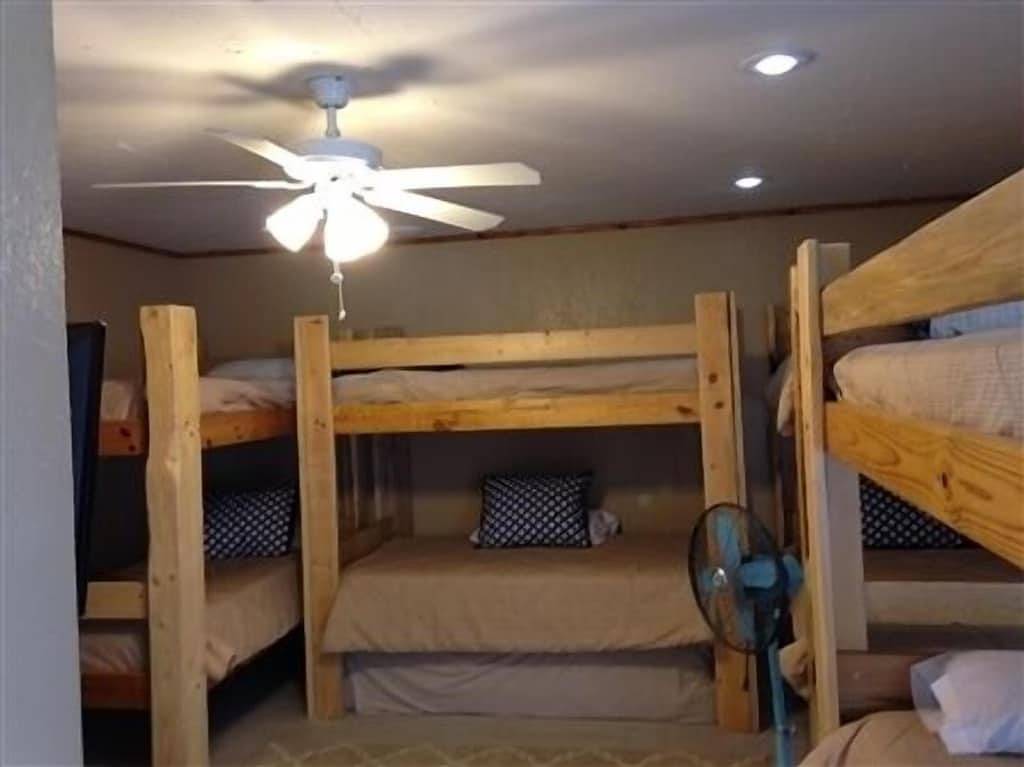 Ganze Wohnung, La Casa De Pescado Rojo. Zwei Schlafzimmer, zwei Bäder. Privater Bootsschlupf im Hafen. in Port Mansfield, Laguna Madre