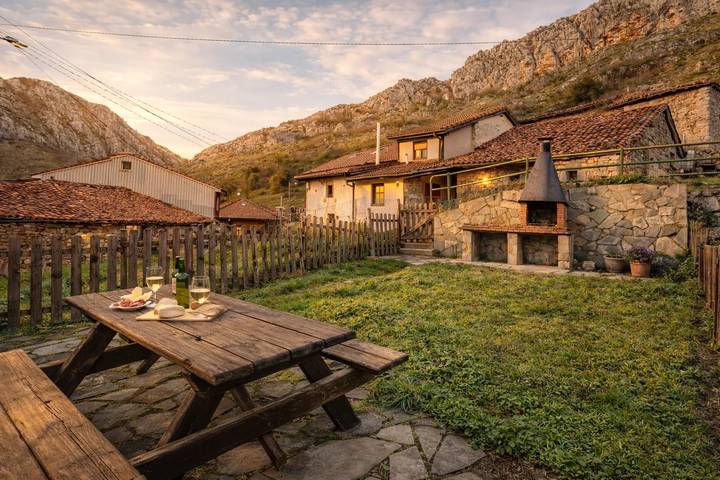 Apartamento entero, Apartamento 'Montegrande Rodeado De Montañas' con Terraza Compartida y Wi-Fi in Teverga, Cordillera Cantábrica