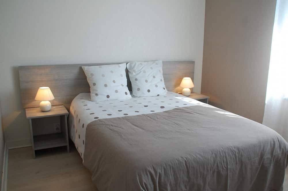 Gîte spacieux avec salle de jeux, tennis et cheminée, idéal pour familles et amis jusqu'à 15 pers. in Saint-Jean-de-la-Motte, Sarthe