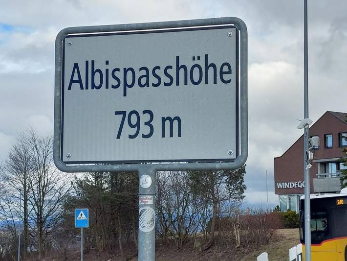 Historisches Riegel-Doppelbauernhaus in Langnau am Albis, Cantón de Zúrich