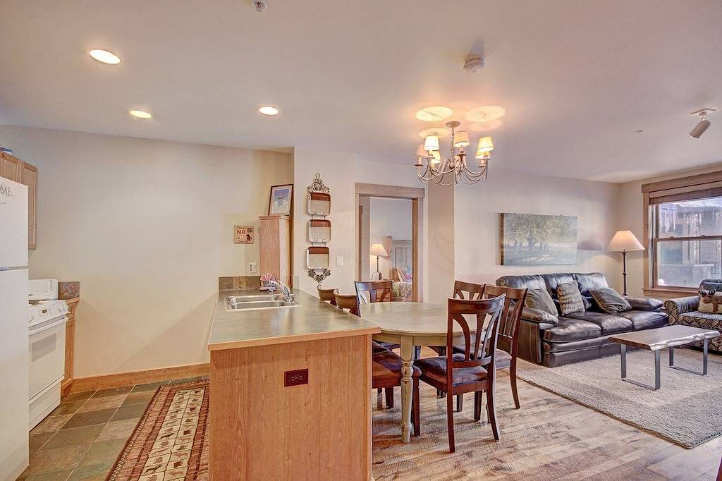 Ganze Wohnung, Moderne Erdgeschosswohnung in den Federn - 1 Minute zu Fuß von der Gondel! in Arapahoe Basin