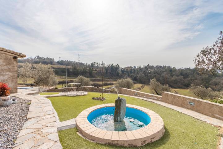 Apartamento para 4 personas, con jardín además de balcón y jacuzzi en Graus