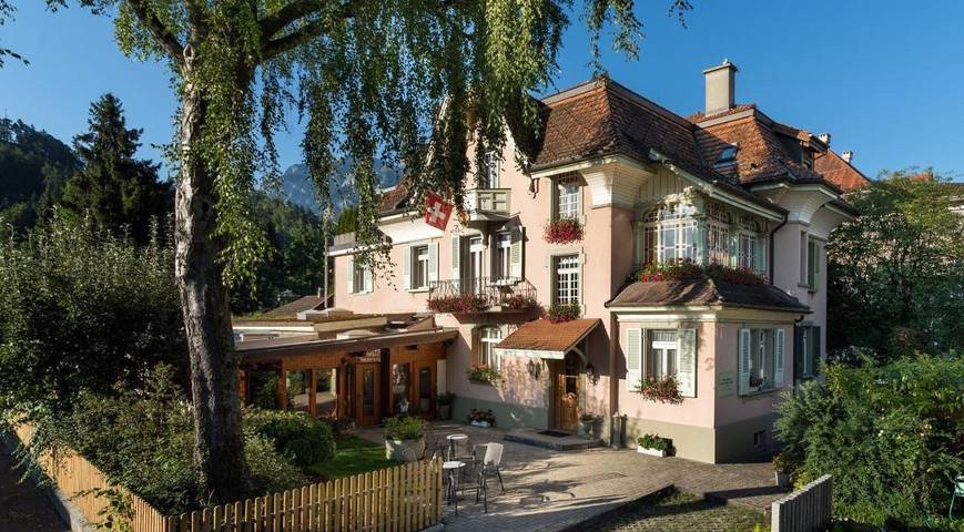 Hotel für 5 Personen, mit Balkon und Terrasse sowie Garten und Ausblick im Berner Oberland