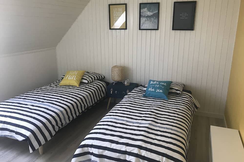 Beach house, at the foot of the dunes in Kerfissien, Cléder