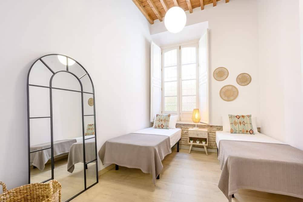 Hel lejlighed, High ceilings and large patio amazing 3 bedroom by 10Tosea in Centro (Málaga), Malaga